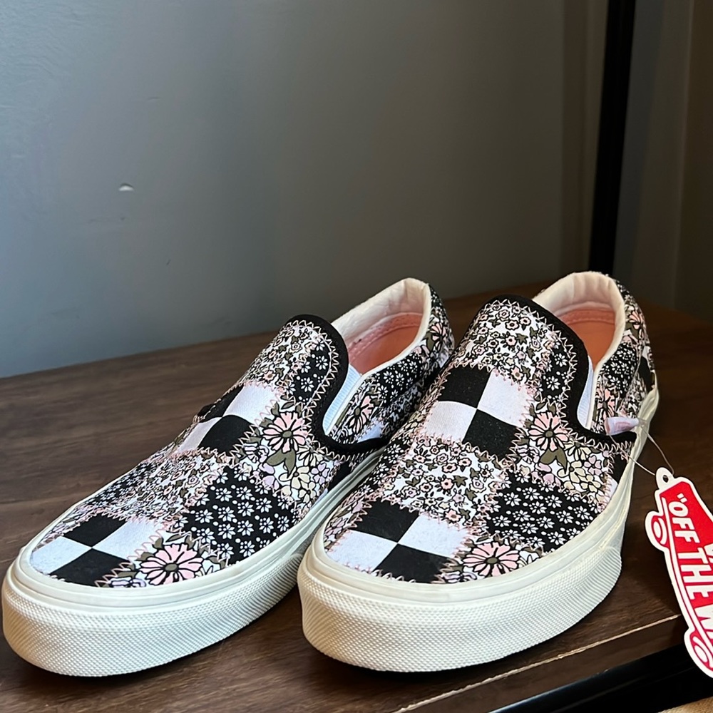 NWT Vans Patchwork Floral Classic Slip On – Multi / Marshmallow size 7.5